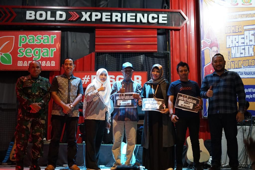 Sindikat Songkok Merah Juara Satu Lomba Musik Kreasi Anak Lorong di Pasar Segar Panakkukang Makassar