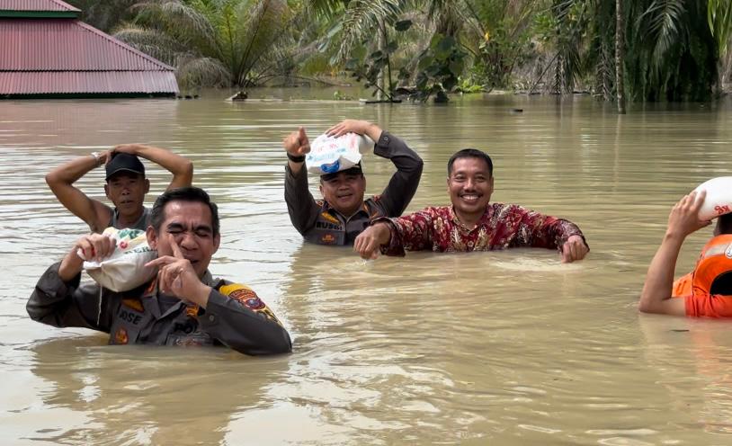 Demi Membantu Warga, Kapolres Batu Bara Relain Basah Terobos Genangan Banjir