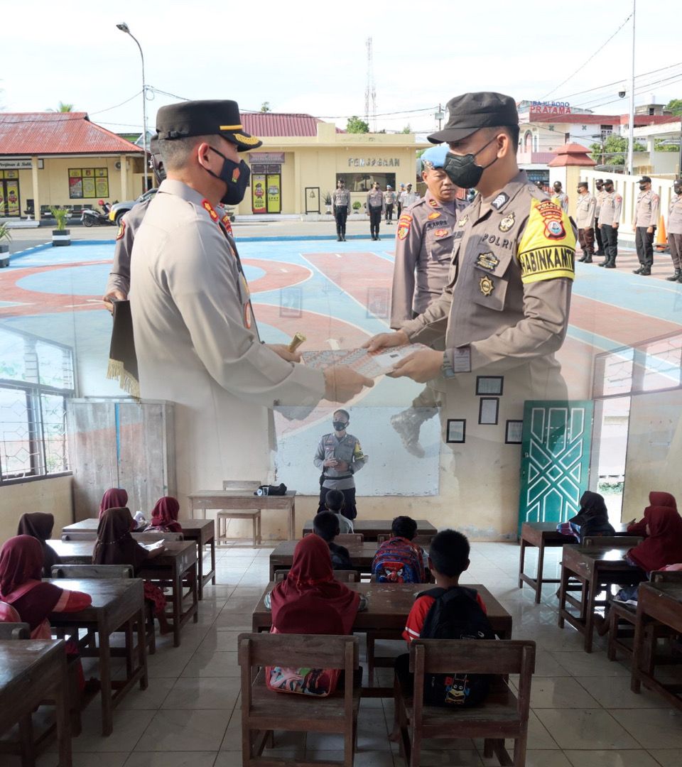 Polisi Jadi Guru di Sidrap, Mendapatkan Reward dari Kapolres AKBP Erwin Syah