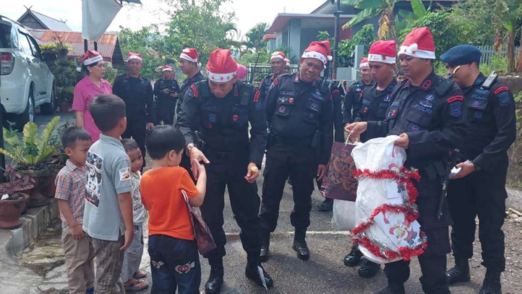 Rayakan Natal, Brimob Parepare Berbagi Kebahagiaan Lewat Bingkisan Kasih