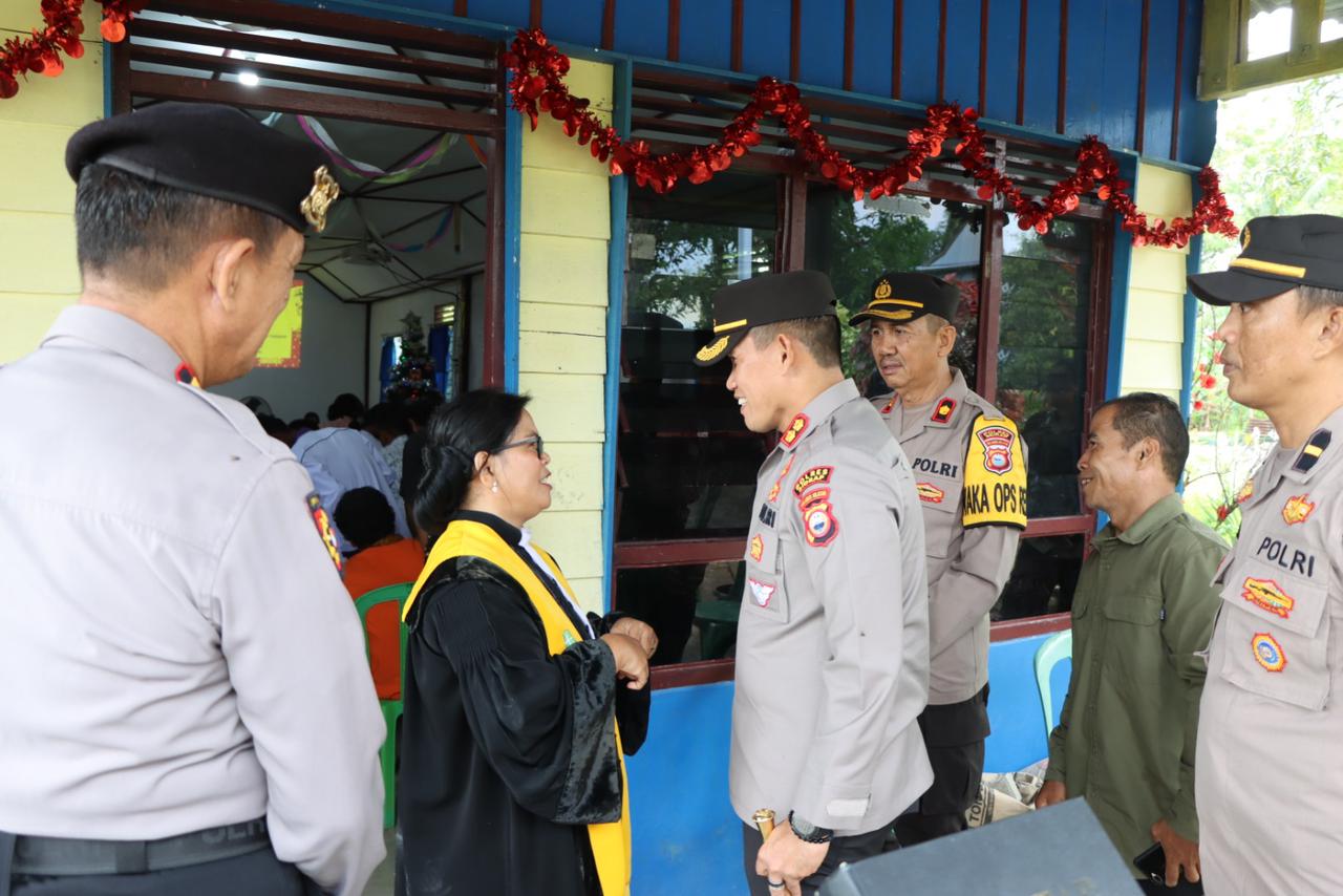 Cek Perayaan Natal di Gereja, Kapolres Sidrap: Mari Bersinergi dan Pererat Tali Persaudaraan