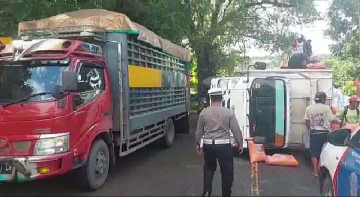 Kasat Lantas Polres Sidrap Gerak Cepat Lakukan Evakuasi dan Pengaturan Lalin di Lokasi Kecelakaan Truk