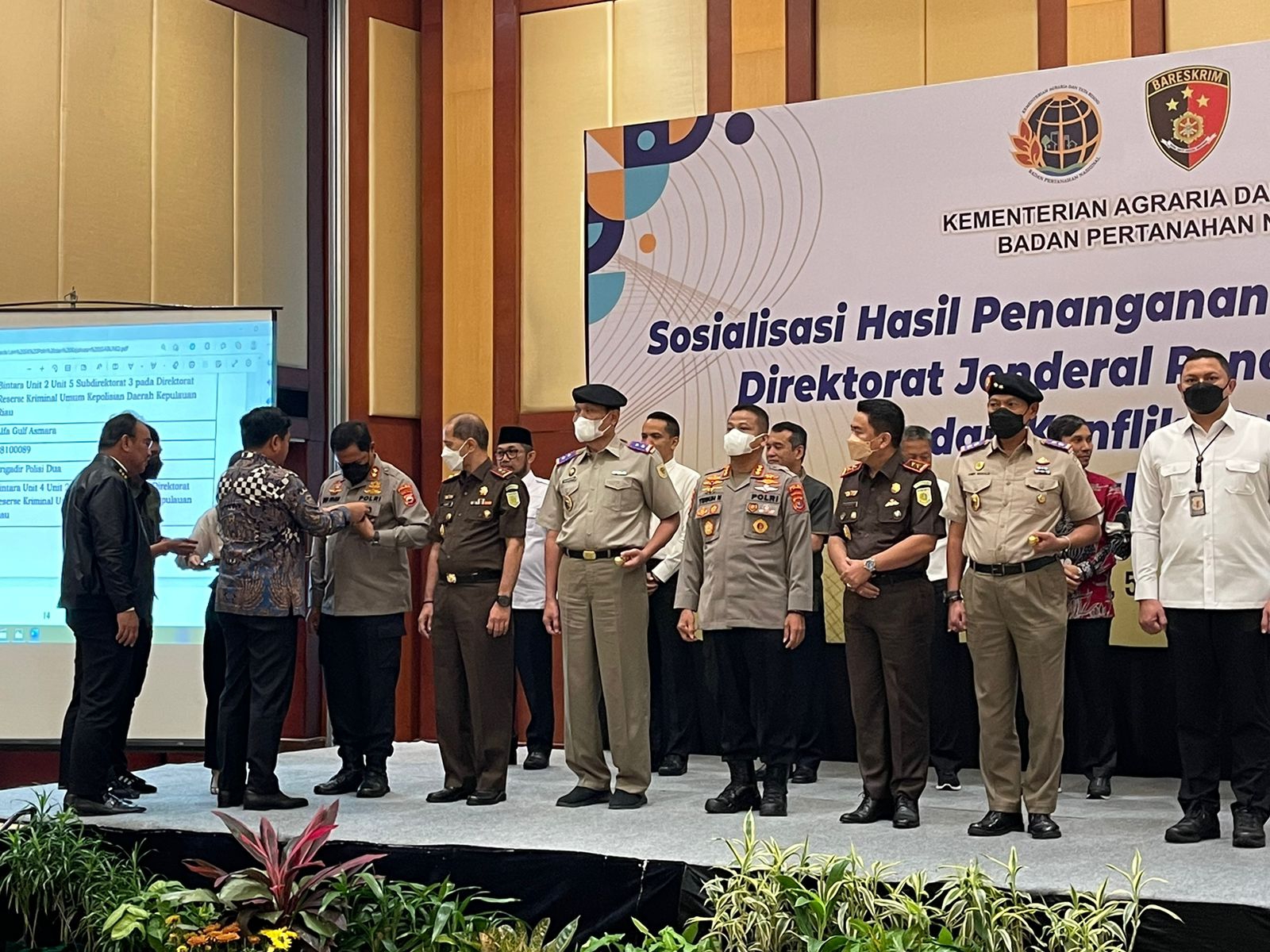 Kapolda Sulsel meraih Pin emas Dari Menteri ATR/ BPN RI Terkait Penanganan Kejahatan Pertanahan