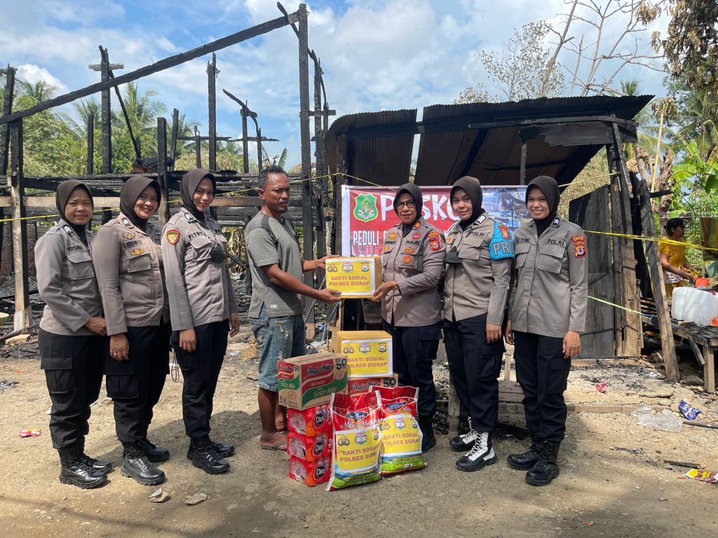 Polres Sidrap Bersama Bhayangkari Beri Bantuan Sosial Kepada Korban Kebakaran