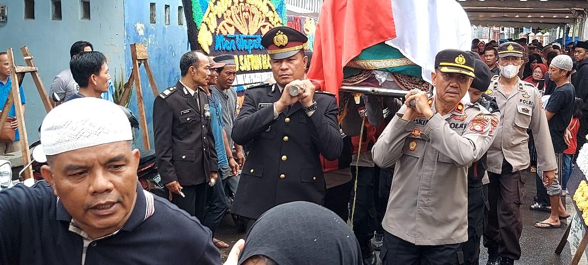 Penuh Haru, Wakapolres Sidrap Bersama Kasat Lantas Ikut Usung Jenazah Alm. AKP Madusarfin Haslim