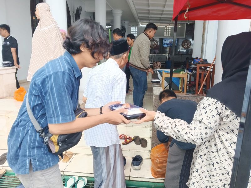 Manfaatkan Jumat Berkah, Pengurus DKM Baitul Adli Kejati Sulsel Bagikan Nasi Dos