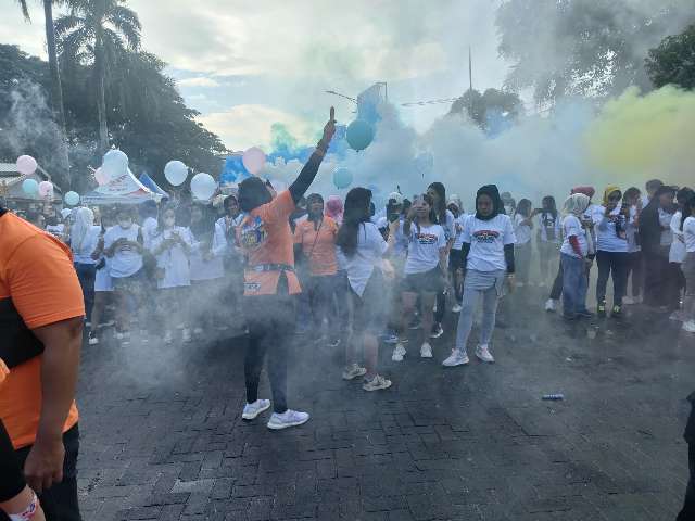 Diguyur Hujan, Ribuan Peserta Banjiri Colour Run Bhayangkara 77 Polres Sidrap