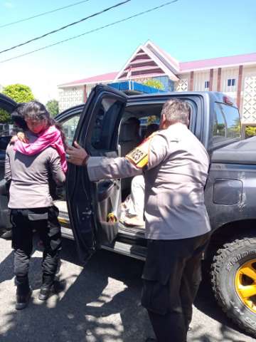 Peduli Korban Lakalantas, Kapolres Barru Turun Tangan Bantu Korban