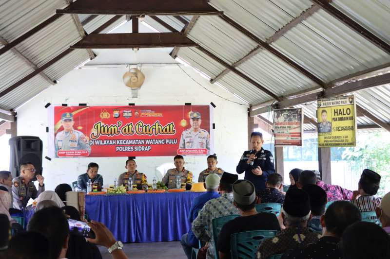 Manfaatkan Jumat Curhat, Kapolres Sidrap Ajak Warga Carawali Diskusi