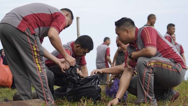 Kapolres AKBP Dodik Susianto Pimpin Bakti Sosial Pembersihan Pantai Ujung Batu Barru