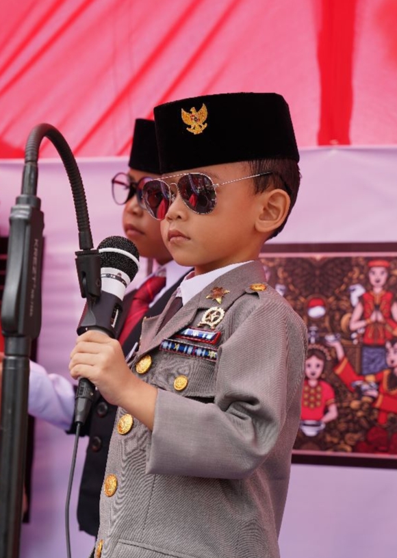 Viral,! Reinkarnasi Bocah Cilik Mirip Sang Proklamator Soekarno Hadir di Sidrap 