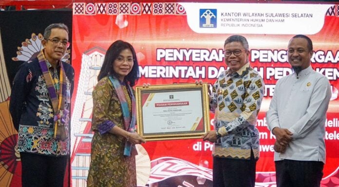 Wali Kota Parepare Terima Penghargaan Kemenkumham Berkat Dukungan Program Kekayaan Intelektual