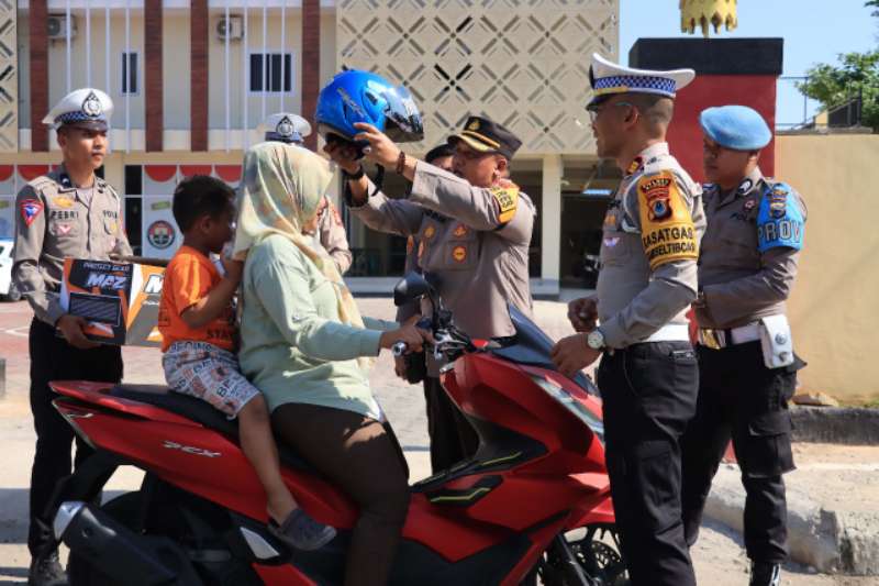 Operasi Zebra di Barru, Pengendara Diberi Helm SNI Gratis oleh Kapolres