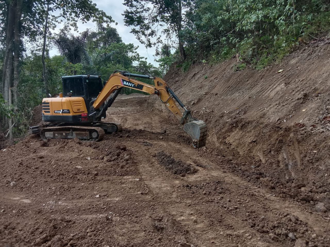 Agar Hasil Pekerjaan Berkualitas, Pemeliharaan Jalan Poros Karebosi-Paraja Terus Dapat Pengawasan Danramil 1420-03 Sidrap