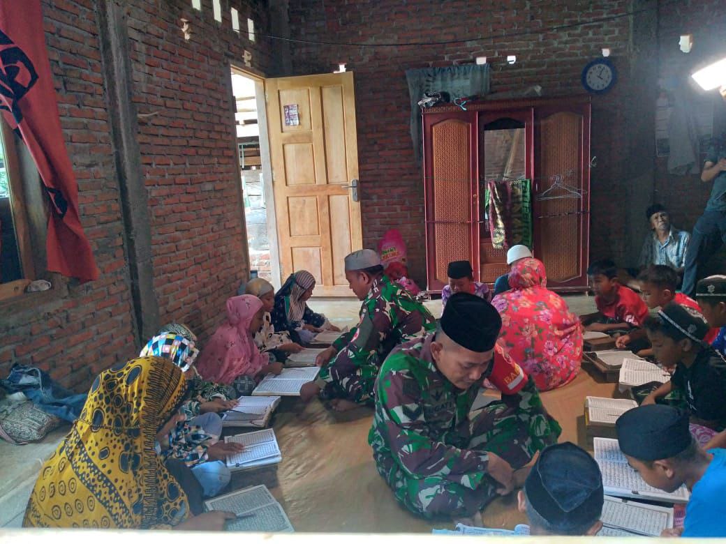 Subhanallah, Anggota Satgas TMMD Bersama Babinsa Desa Kalempang Perkuat Rohani Anak-anak dengan Bimbingan Mengaji dan Keagamaan