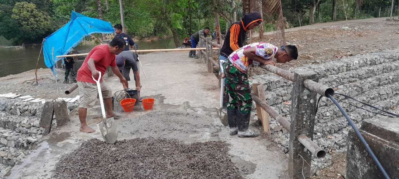 Agar Kualitas Baik, Penguatan Pembangunan Jembatan Sungai Kalempang Ditingkatkan Anggota Satgas TMMD bersama Warga Sidrap