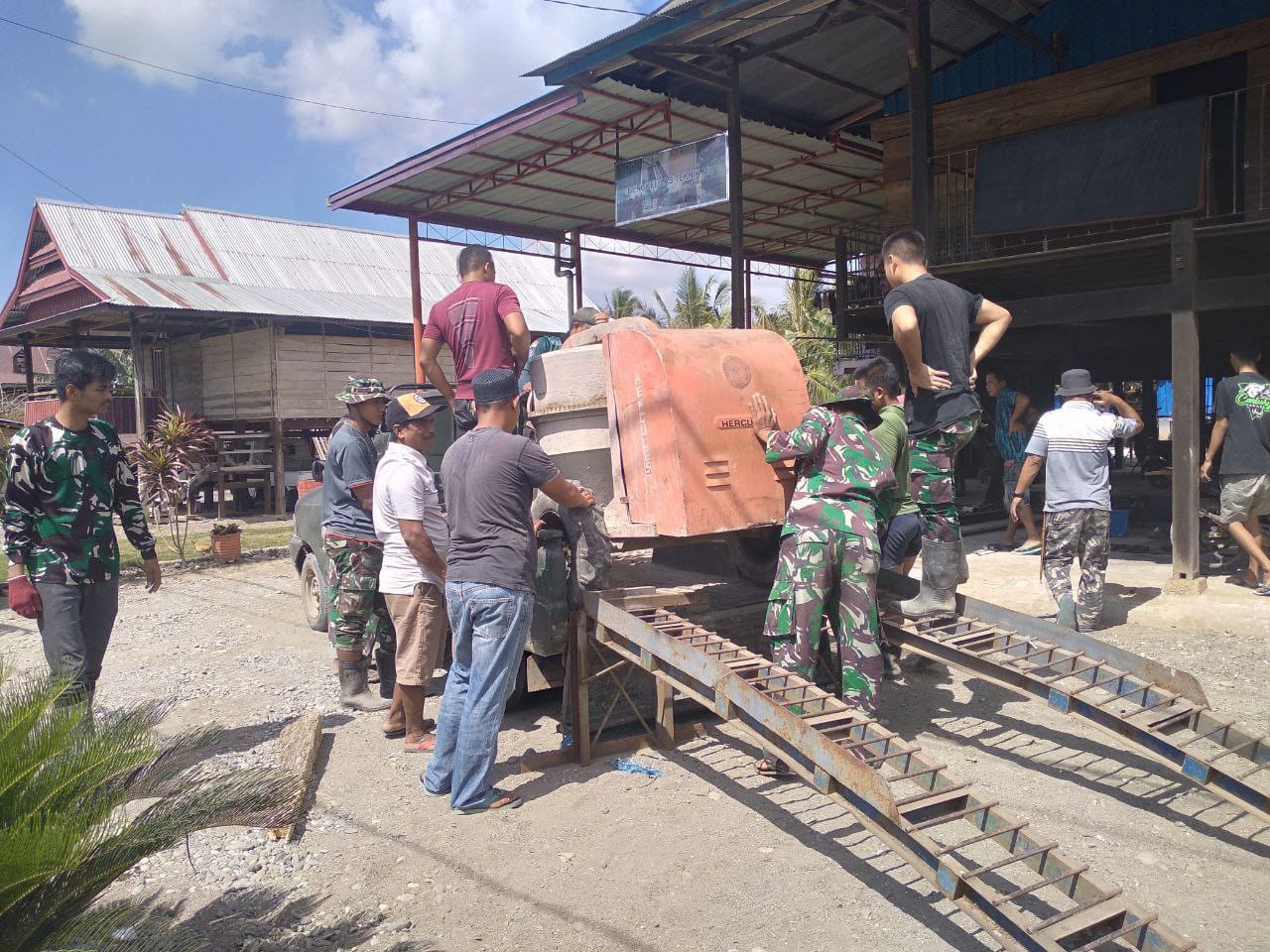 Sikap Gotong-royong Warga Desa Mampise Betao Bantu Anggota Satgas TMMD Kodim 1420 ANgkat Mesin Molen Pengecoran Jembatan Salowarani  Sidrap