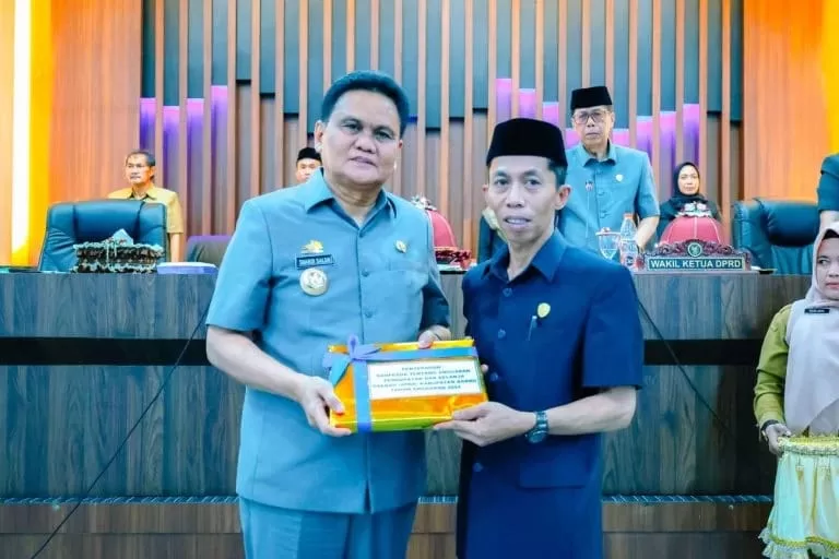 Ketua DPRD Pimpin Rapat Paripurna, Bupati Barru Serahkan Ranperda 2024