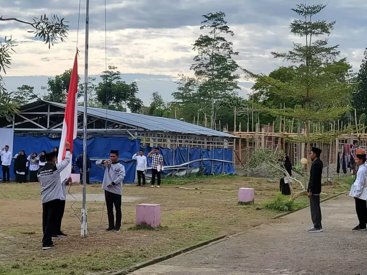 Haru Dan Unik, Peringatan Hari Guru di Darul Ihsan Sinjai