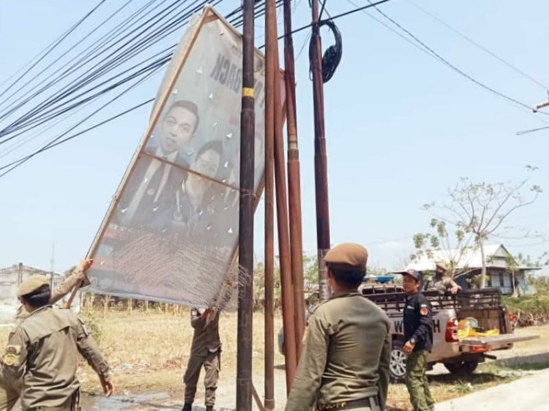 Terus Ditertibkan, Tidak Lagi Ruang Publik Bagi APK Pemilu 2024 Terpasang di Pohon dan Tiang Listrik