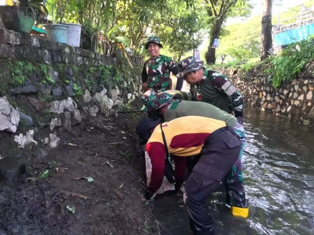 Kolaborasi TNI-Polri dan BPBD Barru Giat Bersama Bersihkan Saluran Drainase di kawasan Pemukiman Coppo