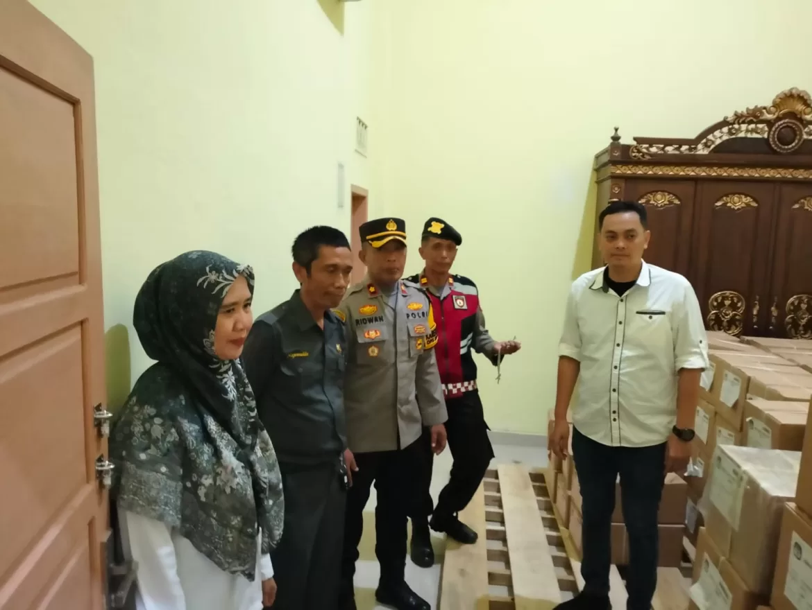 Personel Polres Barru Pengamanan Proses Sortir Surat Suara Pemilu 2024 di KPU Barru