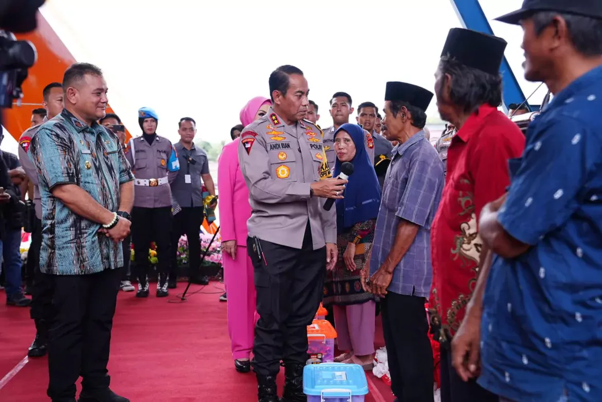 Kunker di Sinjai, Kapolda Bersama Pj Bupati Serahkan Bantuan Kebutuhan Ke Masyarakat