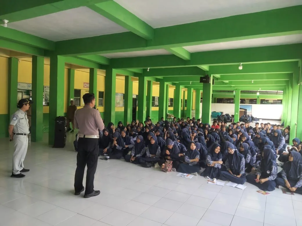 Datangi Sekolah Cara Satlantas Polres Sidrap Edukasi Pelajar ETLE Mobile Handheld dan Tertib Berlalu Lintas