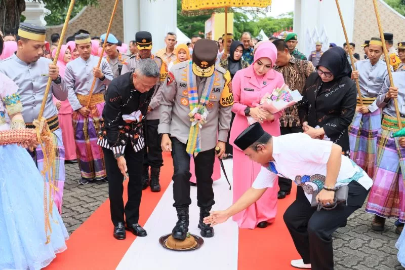 Di Bone, Kapolda Sulawesi Selatan Dianugerahi Gelar Adat Petta Watang