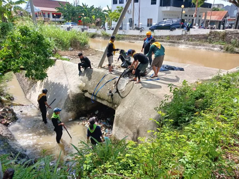 Peduli Lingkungan, KPA Repala Sidrap Kolaborasi Warga dan Pemerintah Keruk Sampah di Sungai