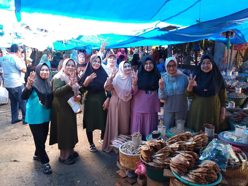 Temui Langsung Masyarakat, Cara Ibu Dokter Felicitas Rudianto Berdiskusi Pedagang Pasar Sinjai