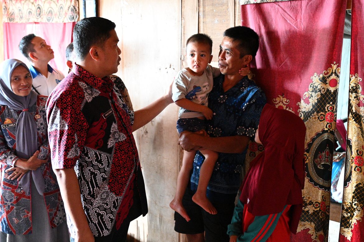 Niat PJ. Bupati Sinjai  Akan Dijadikan Anak Angkat Bocah Nuraini dan Akbar yang Viral