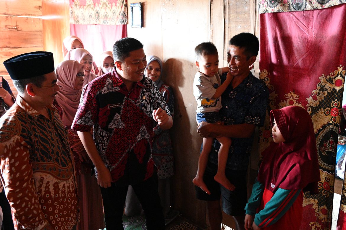 Dinas Pendidikan Sinjai Kunjungi Bocah Nuraini yang Viral Gendong Adiknya ke Sekolah