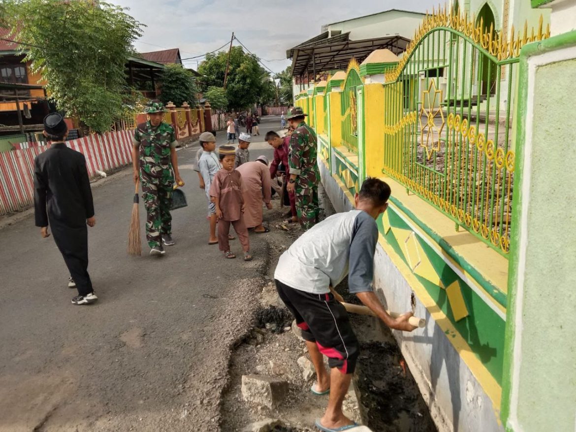 Aksi Bersih bersih Koramil 01/Panca Lautang bersama para guru dan Siswa dimasjid Nurul Falaq