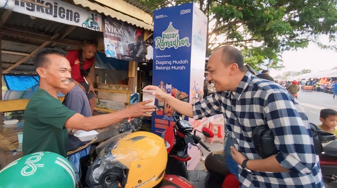 Mencari Berkah Ramadhan, BRI Cabang Sidrap Bagikan Takjil ke Warga