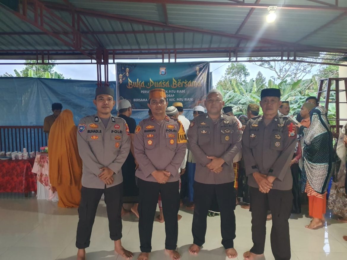 Khidmat Buka Puasa Bersama Personil Polsek Pitu Riase Bersama Warga Masyarakat