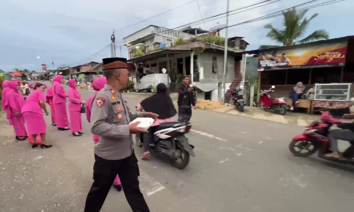 Personil Polsek Alla Dan Bhayangkari Bagi-Bagi Takjil Buka Puasa