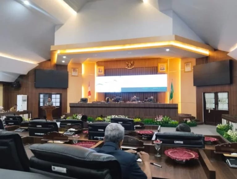 Ketua DPRD Barru Terima LKPJ 2023 dari Bupati Barru Suardi Saleh