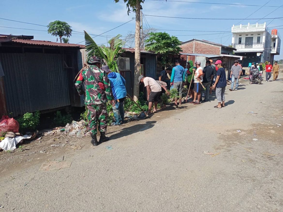 Peduli dengan Lingkungan, Koramil 05/Dua Pitue bersama warga bersihkan Pasar Tanru Tedong