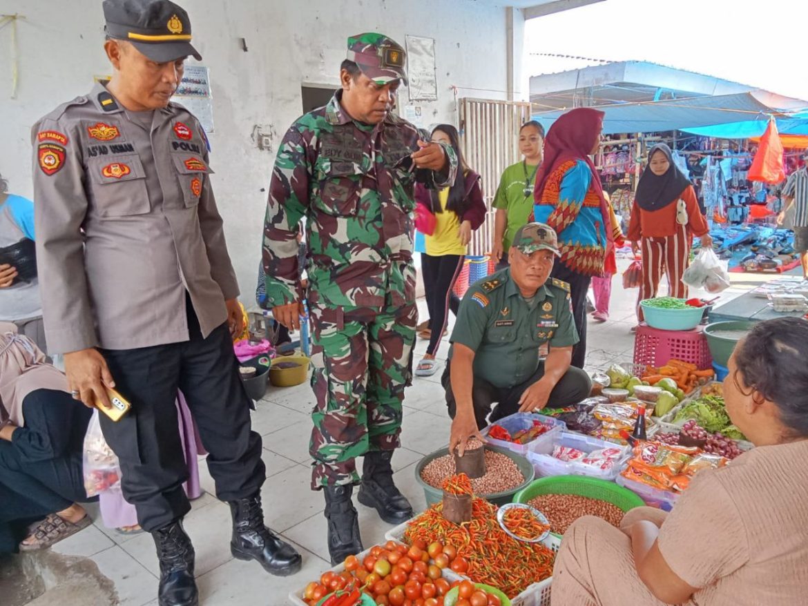 Turun Langsung Ke Pasar Danposramil 1420-03/Marittengae dan Kapospol Watang Sidenreng Cek Harga Sembako