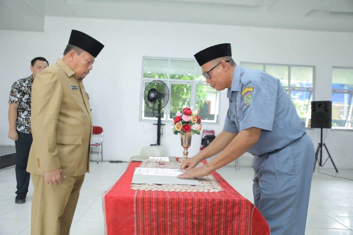 Asisten Administrasi Umum Lantik Kepala UPTD SMP, SD, TK Negeri dan Kepala SPNF SKB di Lingkungan Dinas Pendidikan Kabupaten Asahan