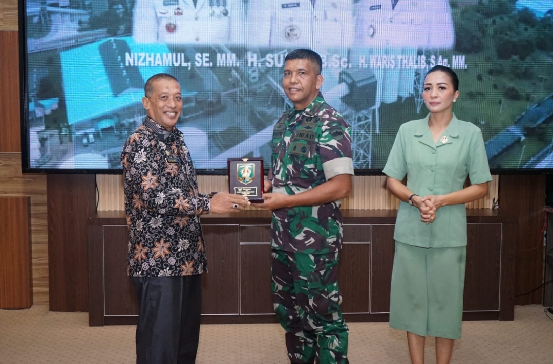 Bupati Serahkan Plakat Kepada Komandan Korem (Danrem) 022/Pantai timur