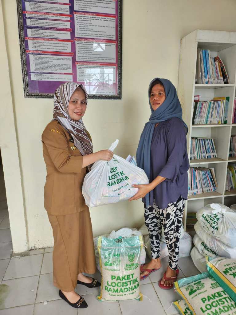 Perawati HS Bersama Relawan BAZNAS Salurkan Paket Ramadhan di Desa Cilellang