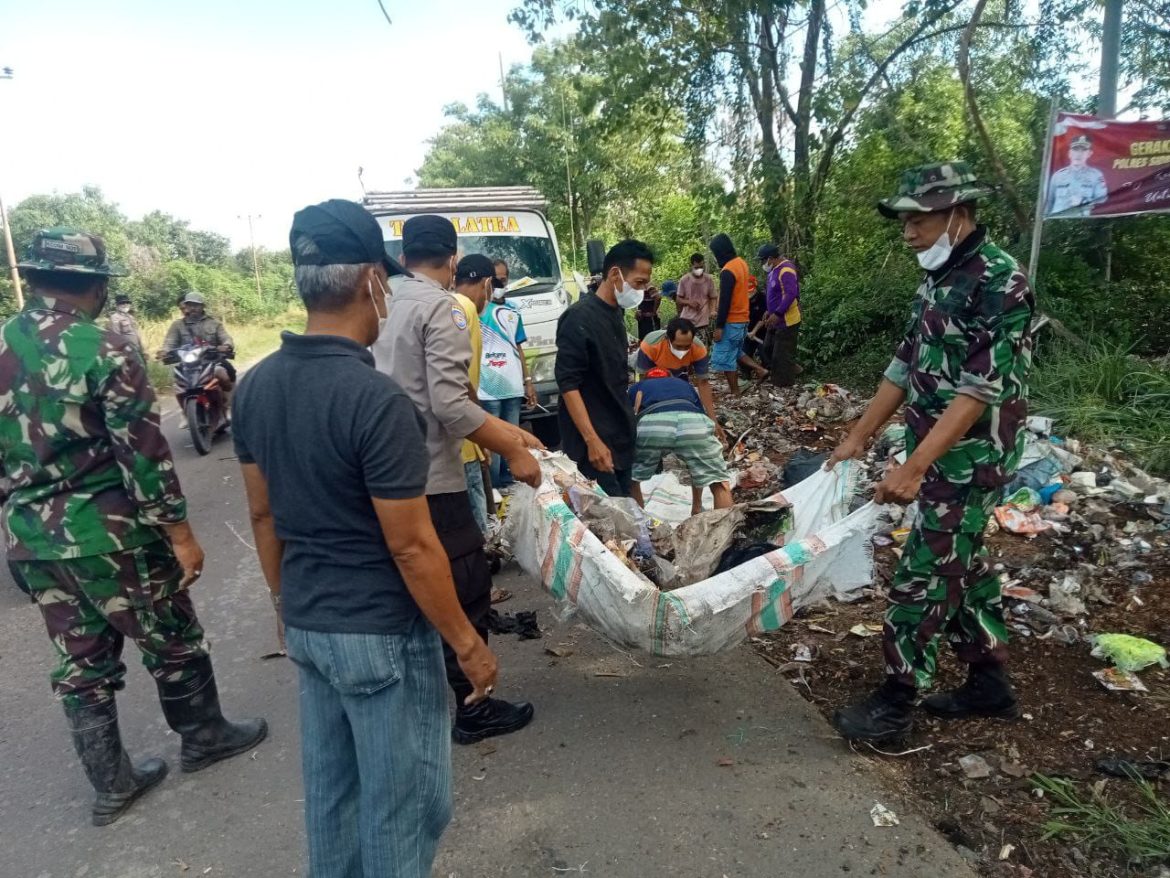 Jum’at Bersih, Koramil 1420-01/Panca Lautang, Polsek Panca Lautang dan Warga Masyarakat Karya Bakti Bersihkan Jalan