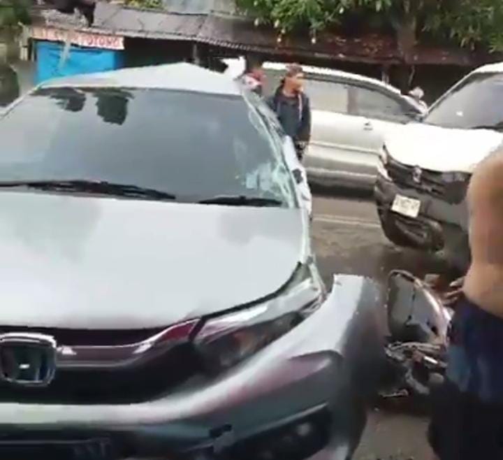 Brio Lepas Kontrol Seruduk Pickup dan Pemotor di Sidrap