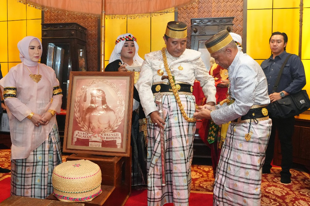 Dewan Adat Saoraja Bone Anugerahi Pj Gubernur Bahtiar Gelar Adat Daeng Mappuji