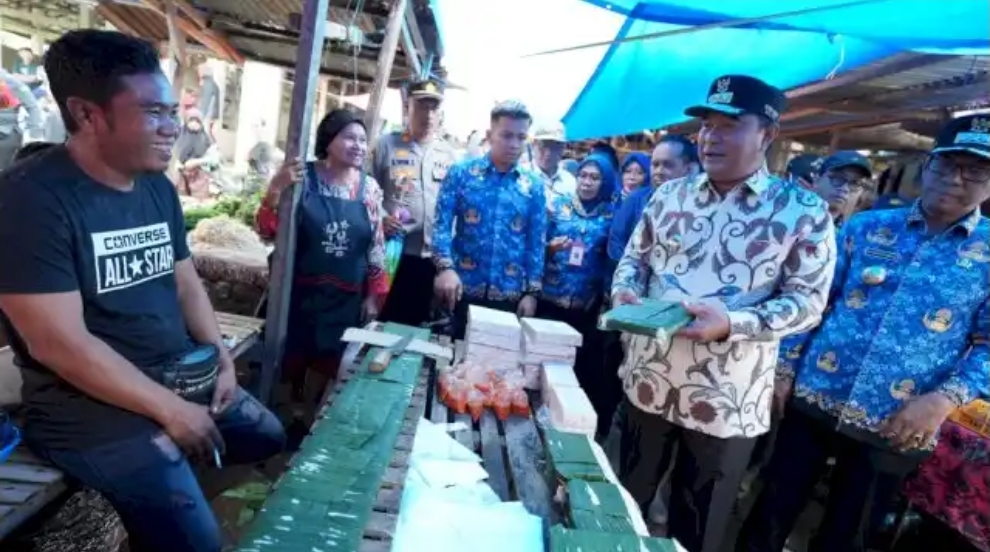 Pj Gubernur Sulsel Tinjau Harga Kebutuhan Pokok di Pasar Takalar