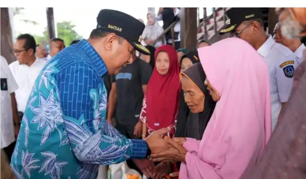 Pemprov Sulsel Salurkan Bantuan Pangan Pemerintah Pusat untuk Warga Miskin di Takalar