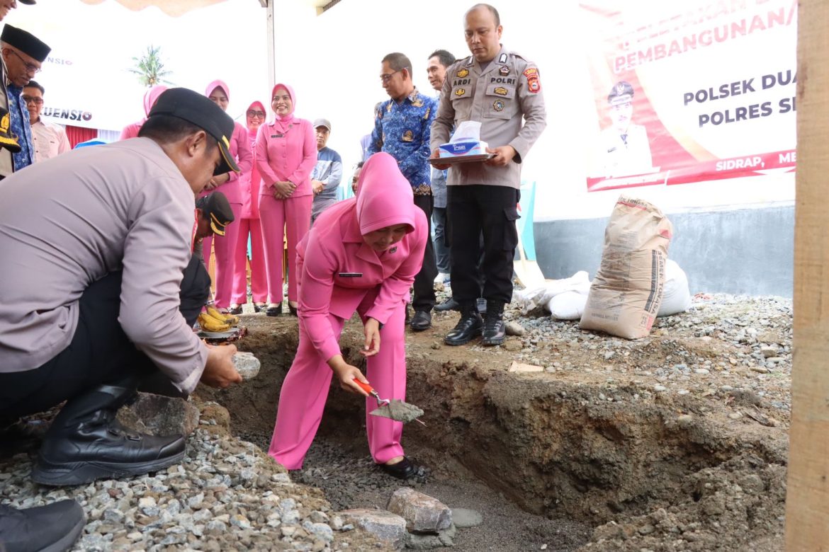 Kapolres Sidrap bersama Ketua Bhayangkari Peletakan Batu Pertama Pembangunan Rehabilitasi Polsek Dua Pitue