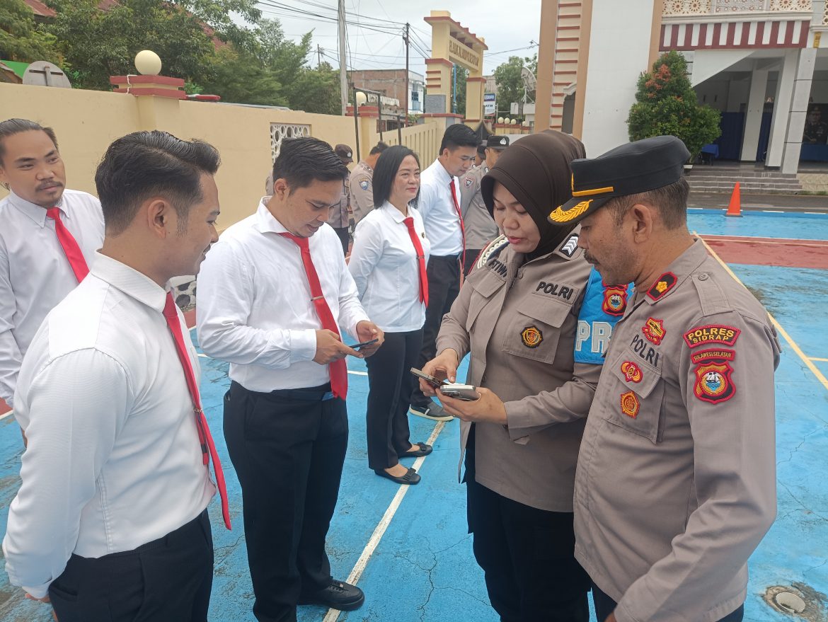 Maraknya Judi Online, Wakapolres Sidrap Pimpin Pengecekan Handphone Personil